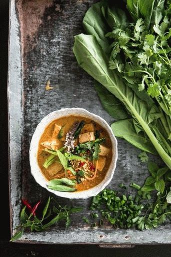 “照片红咖喱椰奶，豆腐和面条”