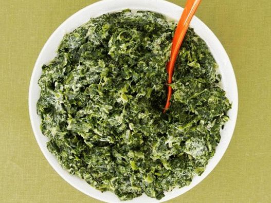 “用青葱炖的照片奶油菠菜”