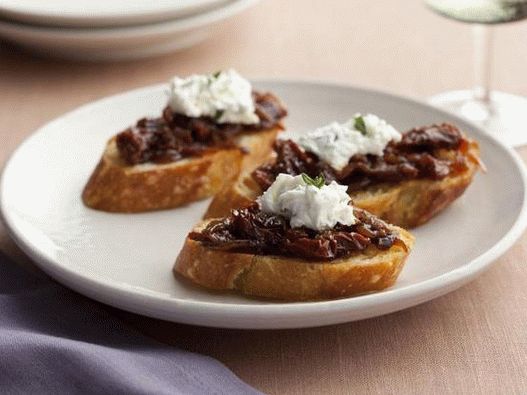 “Crostini与晒干番茄酱的照片”