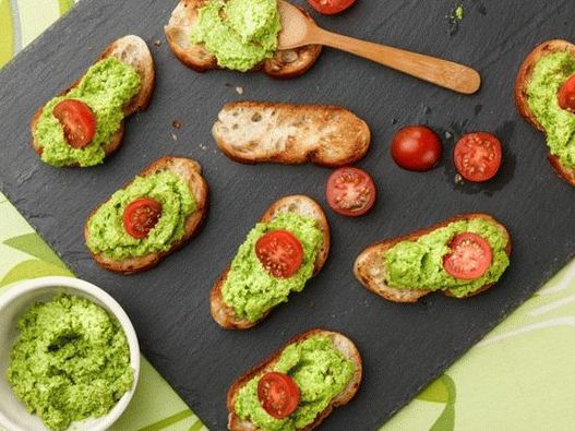“照片Crostini与豌豆香蒜酱”