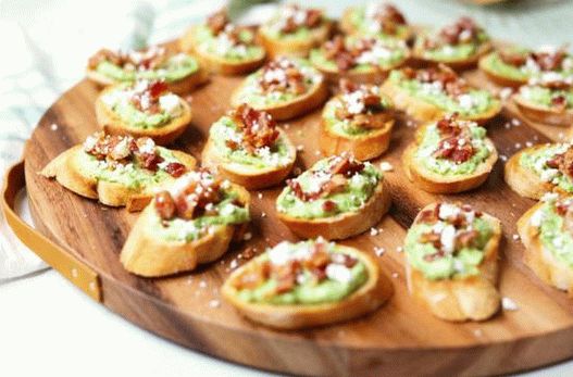 “Crostini用土豆泥豌豆的照片”