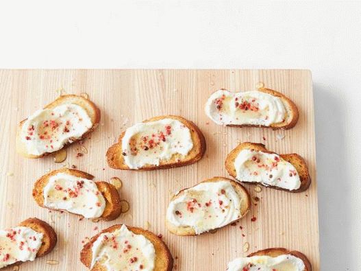 “Crostini与意大利乳清干酪和粉红胡椒的照片”