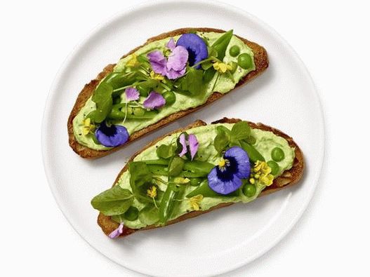 “Crostini与意大利乳清干酪和食用花卉的照片”