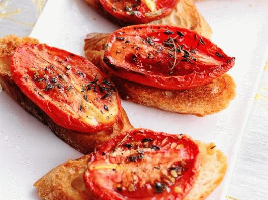 “Crostini与晒干的西红柿和百里香的照片”