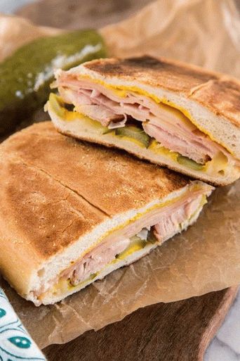 “法国面包上的古巴三明治照片”