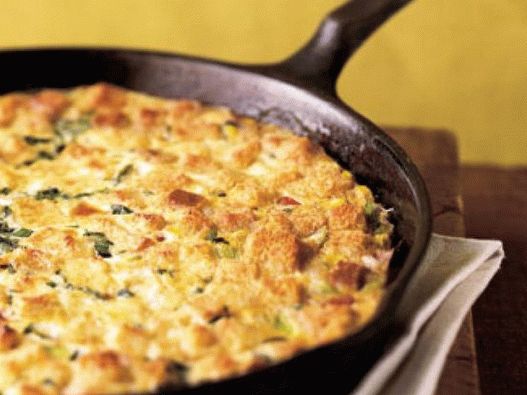 “照片玉米布丁配火腿和奶酪在锅里”