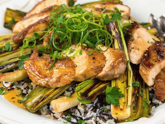 “照片鸡肉炒平底锅里有韭菜，柠檬肉饭和花园沙拉”