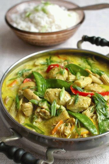 “用越南的柠檬草炖椰子汁的照片鸡”