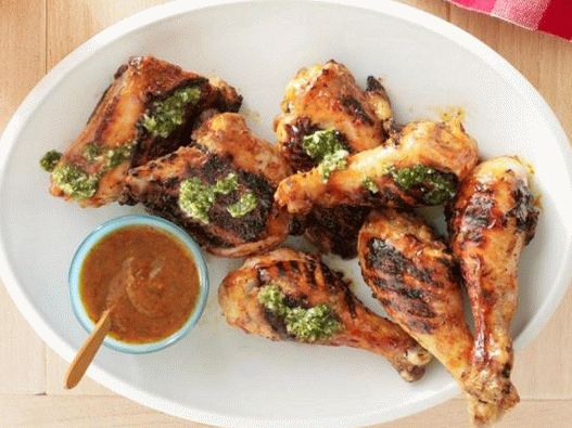 “与辣椒，芒果和chimichurri酱烧烤鸡”
