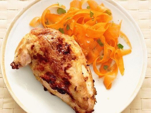 “照片泰国鸡肉胡萝卜和生姜沙拉”