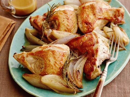 “照片鸡用青葱，在烤箱和迷迭香酱烤”