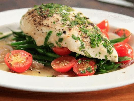 “鸡胸肉与青豆的照片，在羊皮纸上烤”