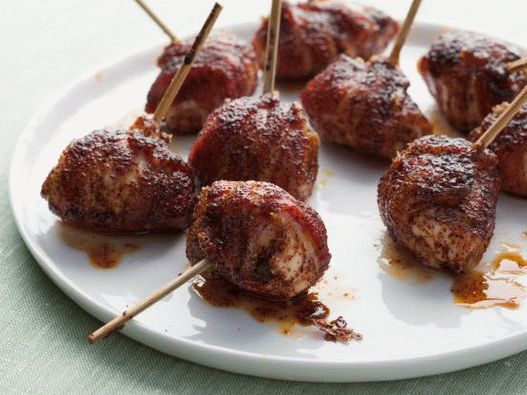 “用培根包裹的鸡肉卷照片”