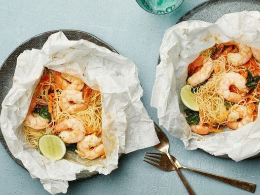 “在羊皮纸中的椰奶中加入虾和柠檬草的照片面条”