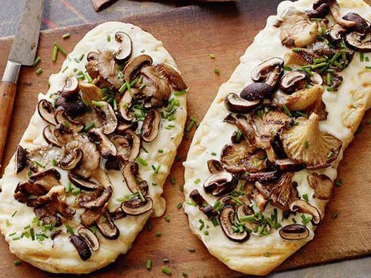 “照片烤玉米饼配蘑菇和松露奶酪”