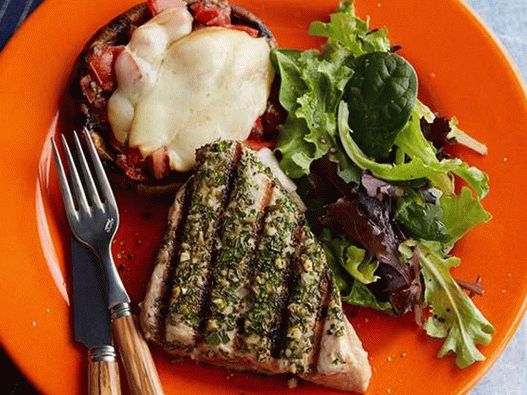 “托斯卡纳风格的烤架上的金枪鱼牛排和酿蘑菇”