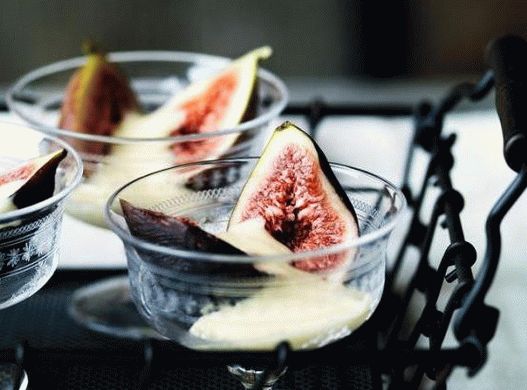 “照片夏季甜点与水果和奶油sabayon冰酒”