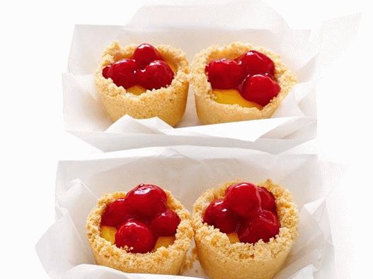 “照片柠檬蛋糕在蛋白酥皮碗里加樱桃”