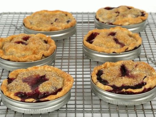 “部分馅饼与蓝莓和桃子馅”