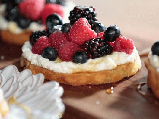 Crotini配意大利乳清干酪和浆果