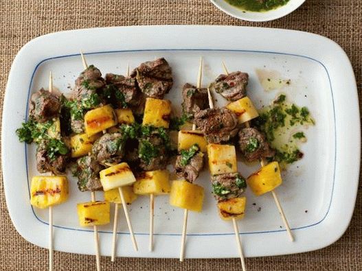 “菠萝和欧芹酱牛肉串” “菠萝和欧芹酱牛肉串”