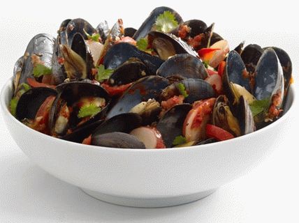 “贻贝配土豆和红辣椒的照片”