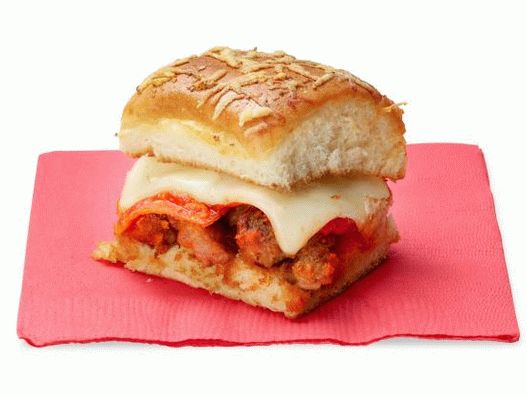 “照片迷你三明治配碎肉和意大利辣香肠”