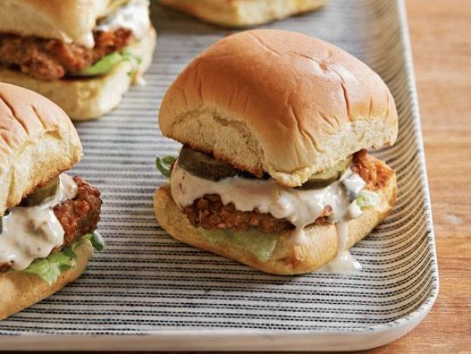 “照片迷你三明治配猪肉里脊，上面夹着椒盐脆饼干”