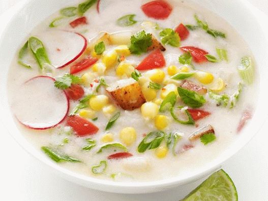 “照片泰国牛奶汤配土豆和玉米”