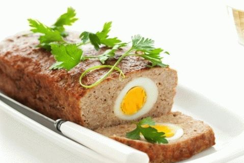 “牛肉卷塞满了鸡蛋”