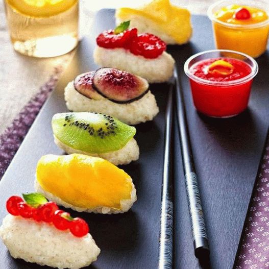 “照片不寻常的水果寿司”