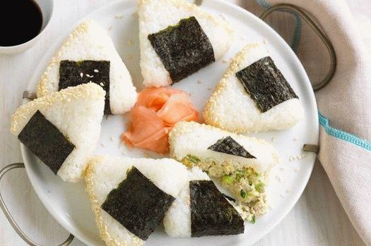 “Onigiri与金枪鱼（日本饭团）的照片”