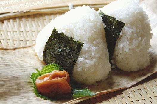 “Onigiri寿司（饭团）的照片”