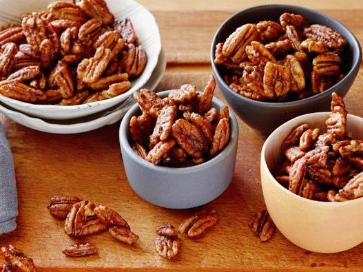 “山核桃在尖锐的釉中的照片”