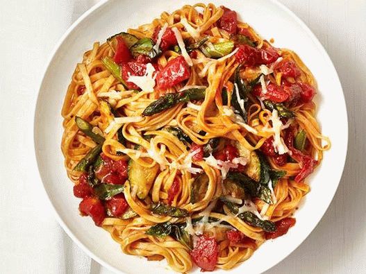 “Linguini意面配烤蔬菜的照片”