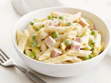 “意大利面通心粉配四个奶酪，豌豆和火腿的照片”