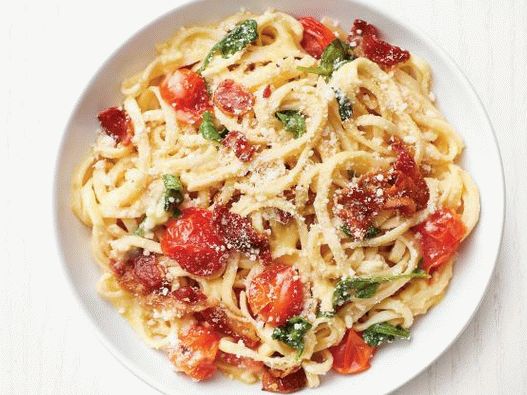 “意大利面配培根和西红柿的照片”