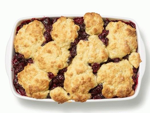 “在面团盖下覆盆子的桃子补鞋匠的照片”