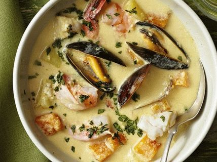 “秘鲁海鲜汤浓汤的照片”