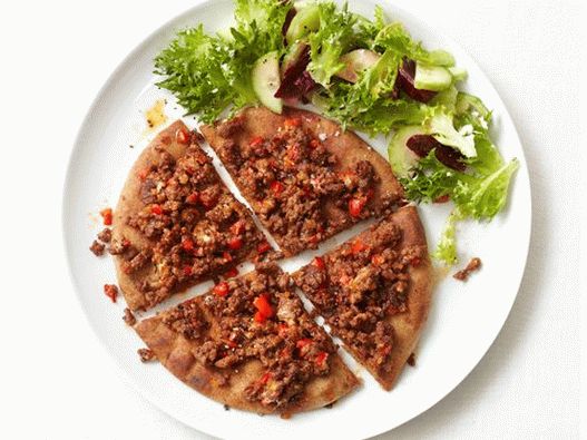 “Pita披萨与牛肉的照片”