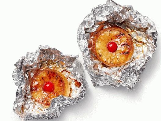 “照片变换蛋糕与菠萝在铝箔”