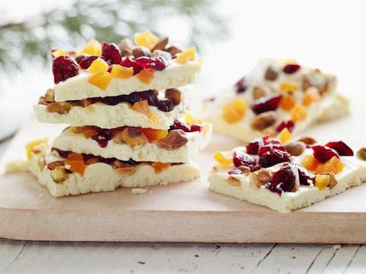 “照片一块白巧克力，配有全开心果，干蔓越莓和杏干”