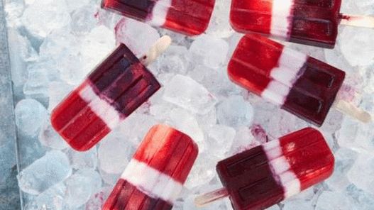 “照片有用的分层水果冰，带有草莓，椰子和蓝莓的味道”