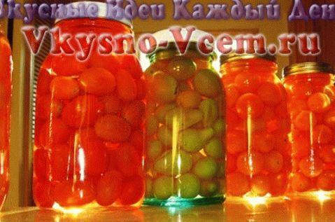 “自制蜜饯。生姜苹果汁中的西红柿”