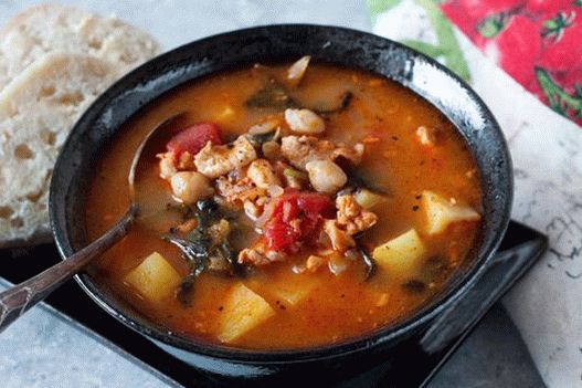 “鹰嘴豆和羽衣甘蓝卷心菜的葡萄牙汤照片”