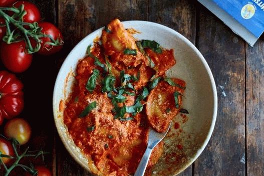 “鳕鱼和土豆馄饨与葡萄牙番茄酱的照片”