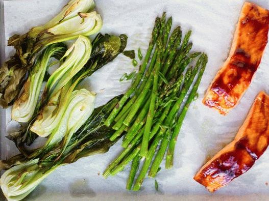 “烤箱里的晚餐：三文鱼配釉海鲜和白菜bok-choi”