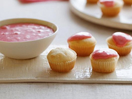 “草莓结霜的凝乳蛋糕”