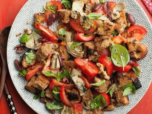 “Panzanella与朝鲜蓟和西红柿”