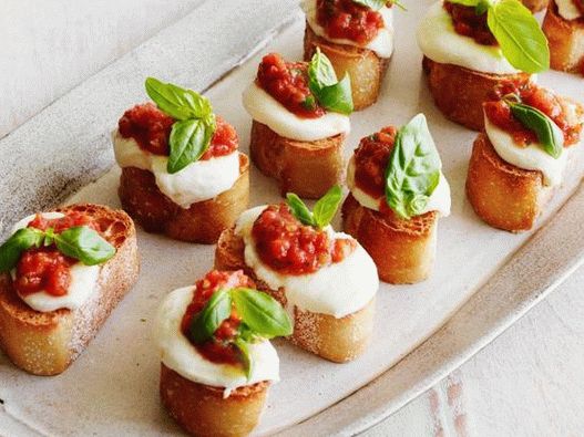 “西红柿，马苏里拉和罗勒意式烤面包”